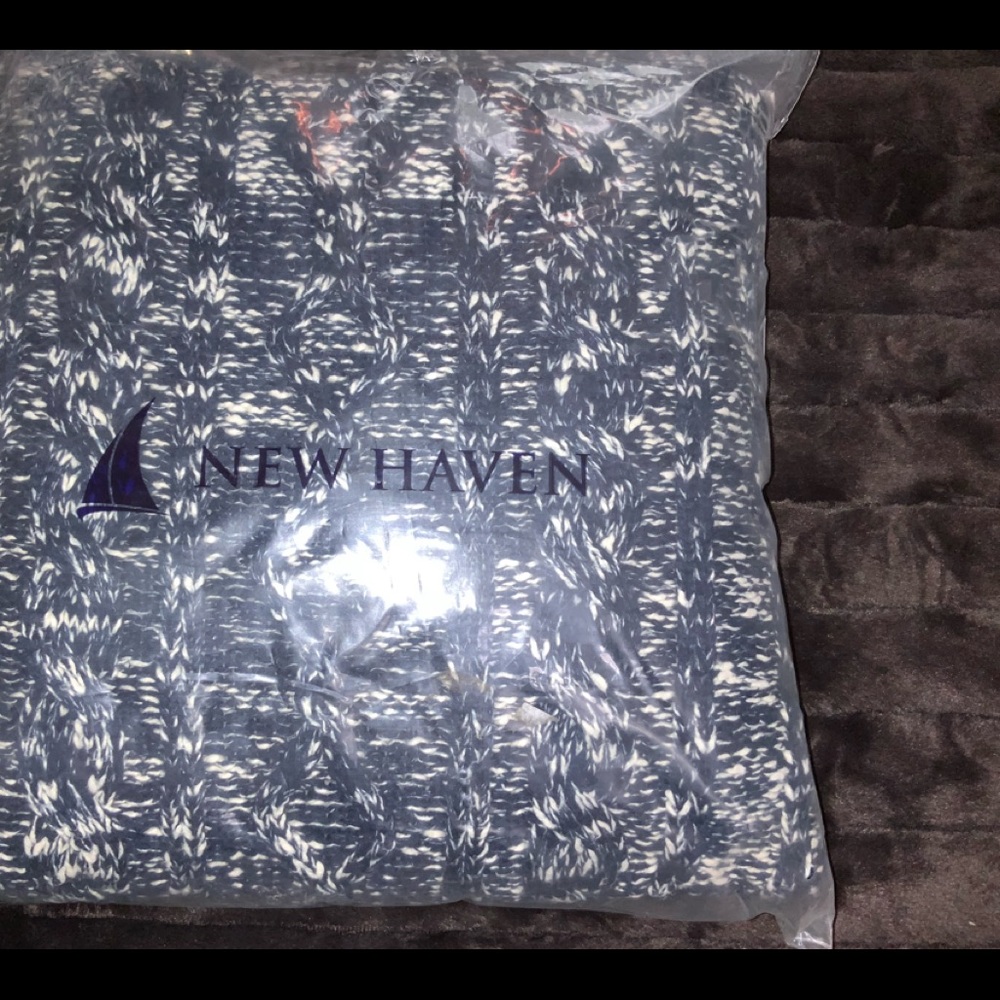NEW HAVEN PILLOW🛌🛌🛌 NEW I HAVE 2 BUY 1 OR BOTH!